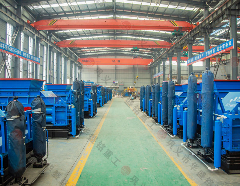 处理建筑废料用什么设备？破碎红砖用双齿辊破碎机好吗？